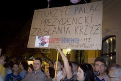 Nocna manifestacja przed krzyżem pod Pałacem Prezydenckim