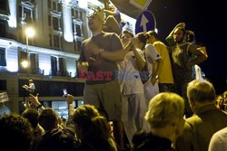 Nocna manifestacja przed krzyżem pod Pałacem Prezydenckim