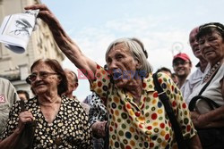 Nocna manifestacja przed krzyżem pod Pałacem Prezydenckim