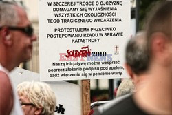 Nocna manifestacja przed krzyżem pod Pałacem Prezydenckim