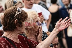 Nocna manifestacja przed krzyżem pod Pałacem Prezydenckim