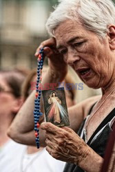 Nocna manifestacja przed krzyżem pod Pałacem Prezydenckim