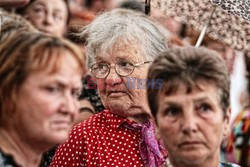 Nocna manifestacja przed krzyżem pod Pałacem Prezydenckim