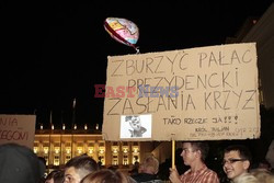 Nocna manifestacja przed krzyżem pod Pałacem Prezydenckim