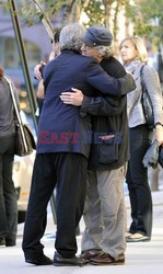 Steven Spielberg i Harvey Keitel rozmawiają na ulicy