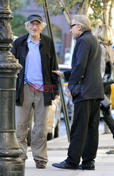 Steven Spielberg i Harvey Keitel rozmawiają na ulicy