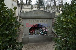 Cmentarz Pere Lachaise w Paryżu - Eyevine