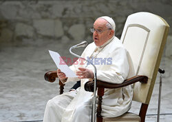 Papież Franciszek rozdaje dzieciom słodycze