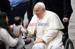 Papież Franciszek rozdaje dzieciom słodycze