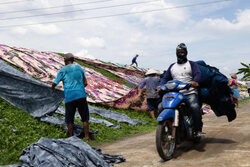 Produkcja "plażowej tkaniny" w Indonezji