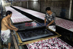Produkcja "plażowej tkaniny" w Indonezji