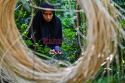 Wytwarzanie mebli z rattanu w Indonezji