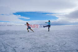 Tańce na lodzie na zamarzniętym jeziorze