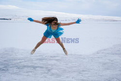 Tańce na lodzie na zamarzniętym jeziorze