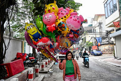 Uliczni sprzedawcy z Hanoi