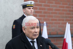 Jarosław Kaczyński na odsłonięciu tablicy Lecha Kaczyńskiego w IPN w Gdańsku