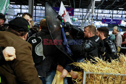 Starcia francuskich rolników z policją na Międzynarodowych Targów Rolnych w Paryżu