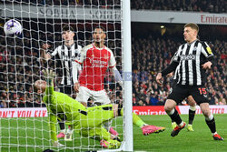 Gol Jakuba Kiwiora w meczu z Newcastle