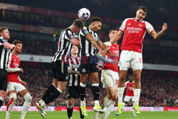 Gol Jakuba Kiwiora w meczu z Newcastle