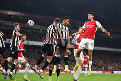 Gol Jakuba Kiwiora w meczu z Newcastle