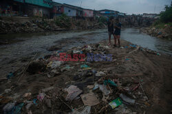 Dzieci z Sumatry bawią się w rzece zanieczyszczonej odpadami