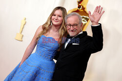 Steven Spielberg z wnuczką na czerwonym dywanie