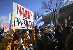 Julia Nawalna protestuje pod ambasadą Rosji w Berlinie