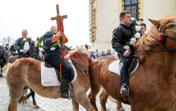 Wielkanocna procesja konna