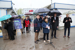 Konferencja prasowa PiS na praskim targowisku