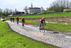 Przygotowania do wyścigu Paris Roubaix