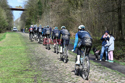 Przygotowania do wyścigu Paris Roubaix