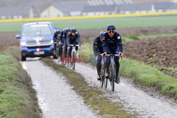 Przygotowania do wyścigu Paris Roubaix