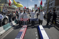 Trumny okryte flagami USA i Izraela w Teheranie