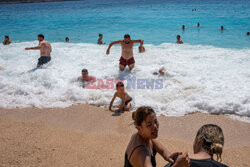Tłumy turystów na plaży w Antalyi