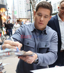 Adam DeVine rozdaje autografy