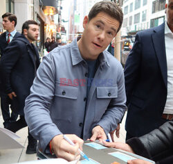 Adam DeVine rozdaje autografy