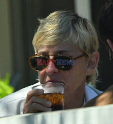 Ellen Degeneres pije Coca-Colę