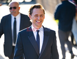 Elegancki Tom Hiddleston idzie do programu Kimmela