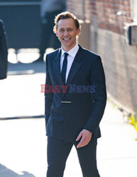 Elegancki Tom Hiddleston idzie do programu Kimmela