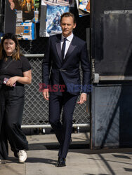 Elegancki Tom Hiddleston idzie do programu Kimmela