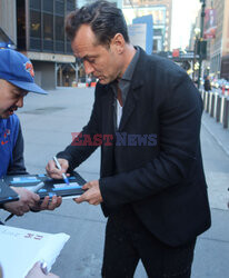 Jude Law rozdaje autografy
