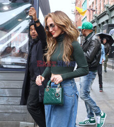 Jennifer Lopez w zielonym golfie