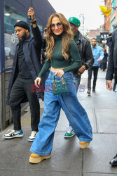 Jennifer Lopez w zielonym golfie