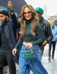 Jennifer Lopez w zielonym golfie