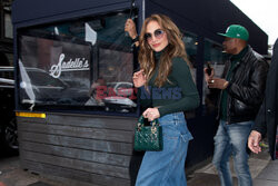 Jennifer Lopez w zielonym golfie