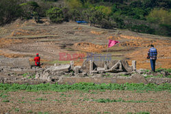 Ruiny miasta Pantabangan widoczne dzięki obniżeniu poziomu wody w tamie