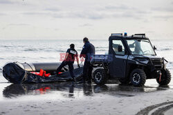 Migranci na plaży Gravelines - AFP