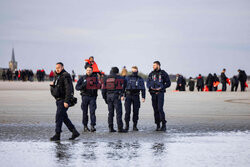 Migranci na plaży Gravelines - AFP