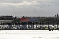 Migranci na plaży Gravelines - AFP