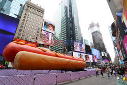 Wielki hot dog na Times Square